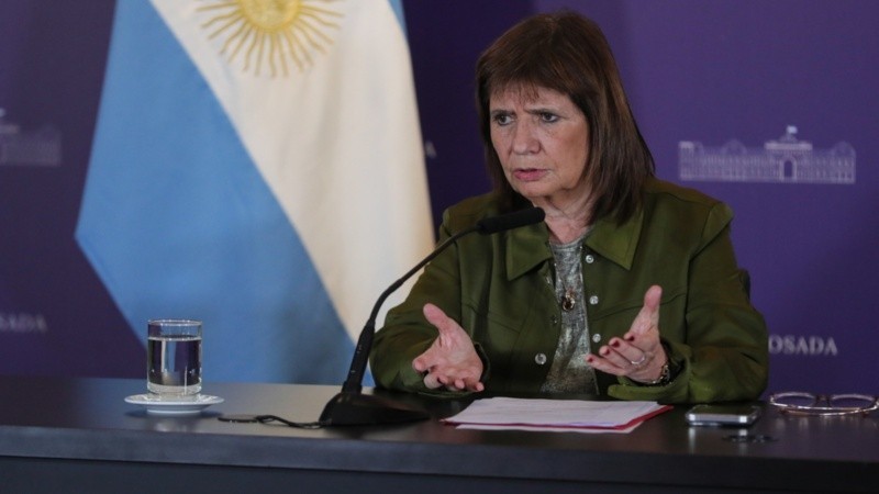 Patricia Bullrich presentó el proyecto de ley Antibarras tras la represión durante la marcha de jubilados