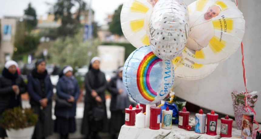 El Papa sufri&oacute; dos episodios de insuficiencia respiratoria aguda, pero permanece "orientado y cooperativo"