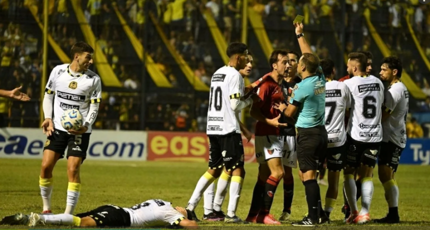 En un partido pol&eacute;mico y con un mal rendimiento, Col&oacute;n tuvo su primera derrota en el campeonato
