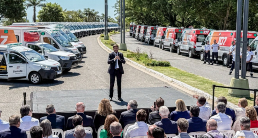 Pullaro encabez&oacute; la presentaci&oacute;n de 174 ambulancias 0 Km en Santa Fe
