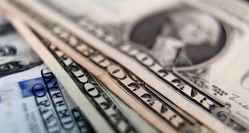 Pese a dichos de Caputo, sube el d&oacute;lar en todas sus versiones: el blue, a $1.285