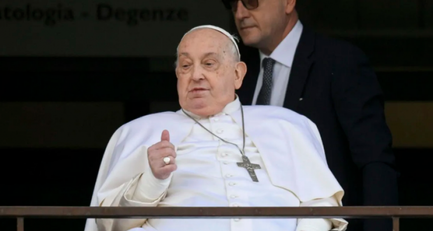 El Papa Francisco reapareci&oacute; en p&uacute;blico, salud&oacute; a los fieles y fue dado de alta