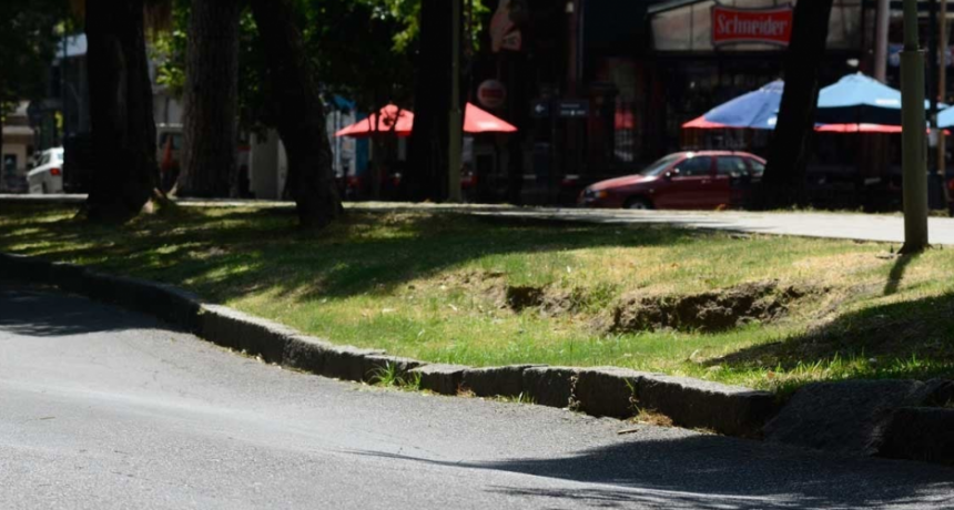 Comienza la reparaci&oacute;n del hundimiento de plaza Pueyrred&oacute;n