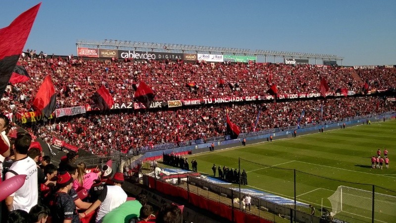 Un hincha de Col&oacute;n no podr&aacute; ir a la cancha por dos a&ntilde;os tras agredir a polic&iacute;as durante un partido