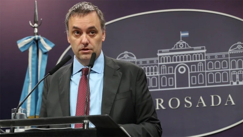 Adorni explic&oacute; el viaje de su esposa a EE.UU.: "Quer&iacute;a que me acompa&ntilde;e porque es mi compa&ntilde;era de vida"