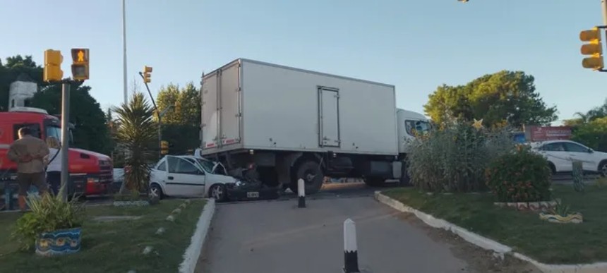 Cinco veh&iacute;culos chocaron en cadena en la Ruta 1 y un auto termin&oacute; aplastado contra un cami&oacute;n: el conductor se salv&oacute; de milagro
