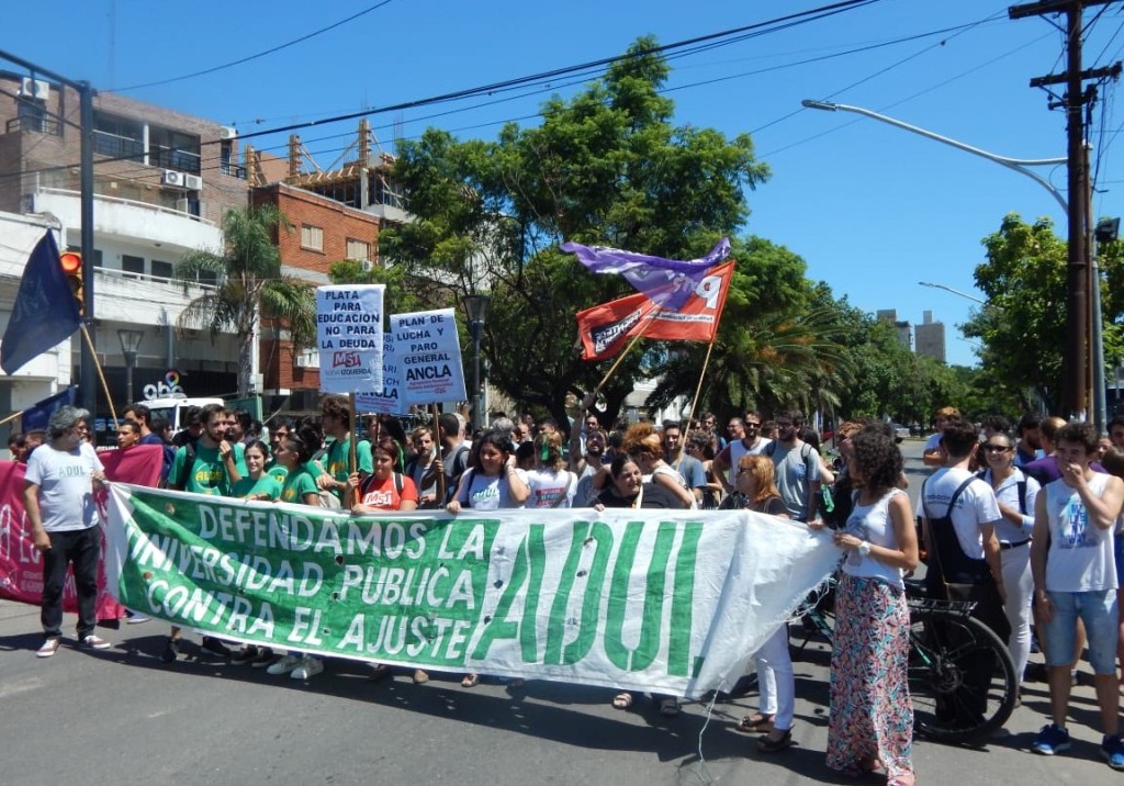 Docentes universitarios llevan adelante una semana de paro en Santa Fe