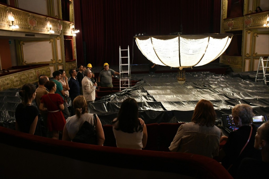 El Teatro Municipal baj&oacute; su hist&oacute;rica ara&ntilde;a de 350 kilos en un ritual abierto a los vecinos