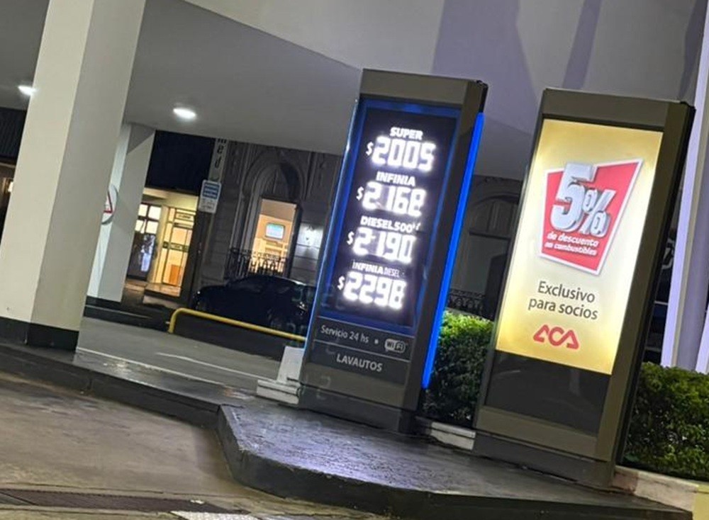 Combustibles m&aacute;s caros: la nafta s&uacute;per super&oacute; la barrera de los 2 mil pesos