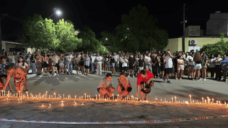 Dolor en San Crist&oacute;bal: con velas y carteles recordaron a Ian en la puerta de la escuela