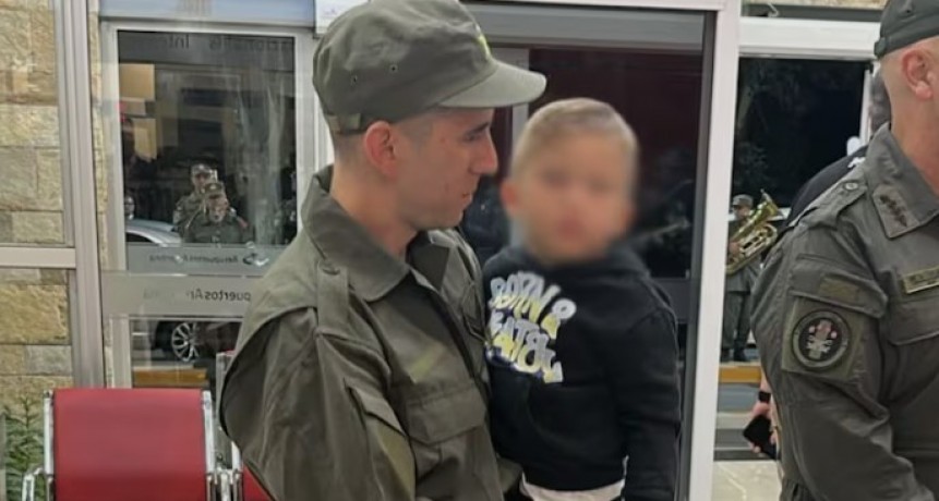 Nahuel Gallo lleg&oacute; a Argentina y fue recibido por su esposa e hijo