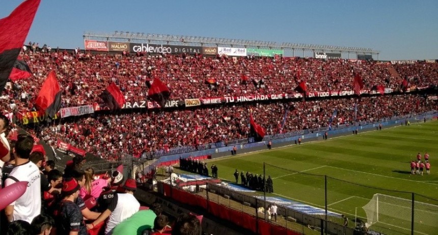 Un hincha de Col&oacute;n no podr&aacute; ir a la cancha por dos a&ntilde;os tras agredir a polic&iacute;as durante un partido
