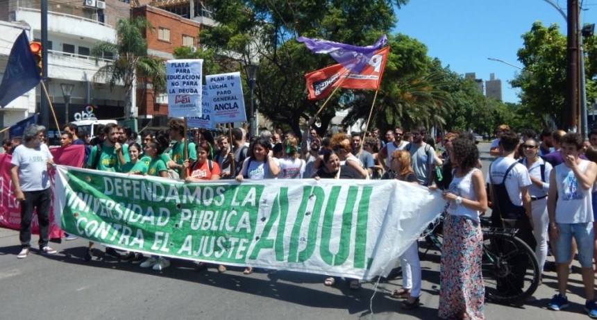 Docentes universitarios llevan adelante una semana de paro en Santa Fe
