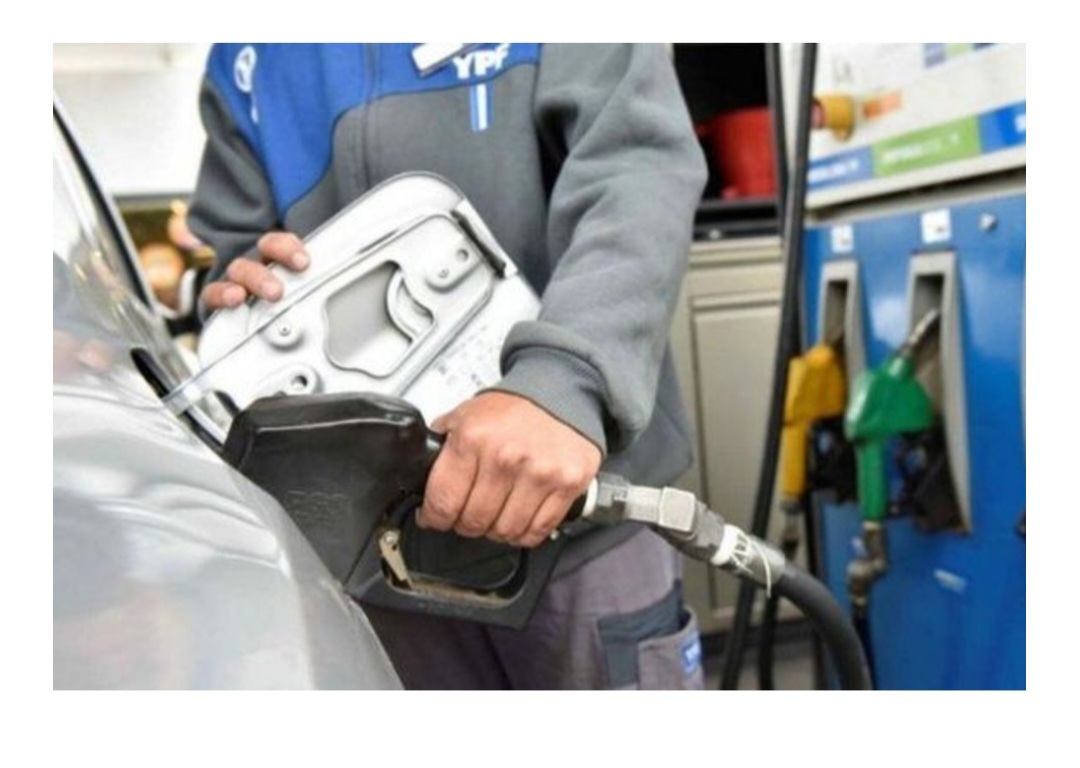 Aumento del precio de la nafta: los usuarios cambiaron el tanque lleno por montos fijos