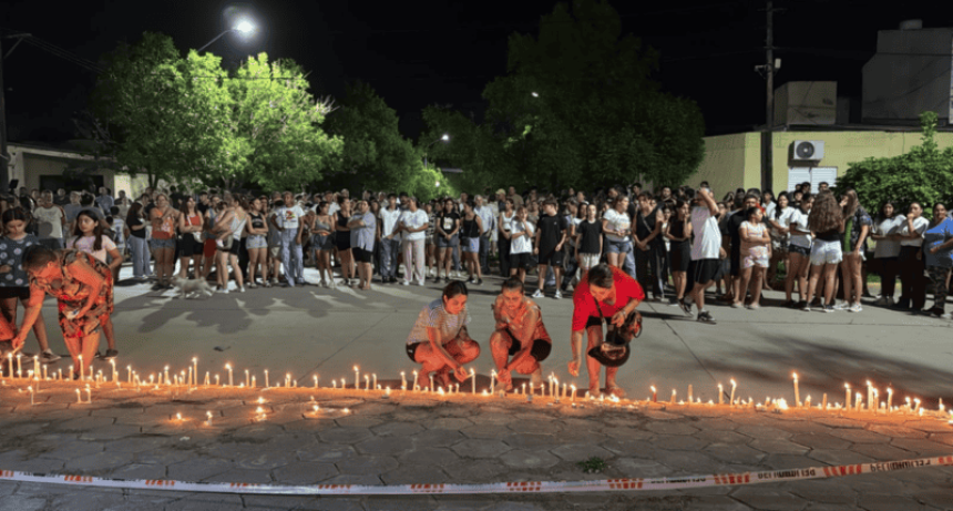 Dolor en San Crist&oacute;bal: con velas y carteles recordaron a Ian en la puerta de la escuela