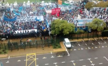 As&iacute; se ve desde Comodoro Py la concentraci&oacute;n en apoyo a Cristina