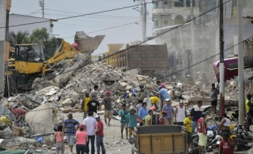 A contrarreloj: Ecuador busca sobrevivientes entre los escombros