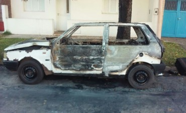 Quemacoches en barrio Sargento Cabral