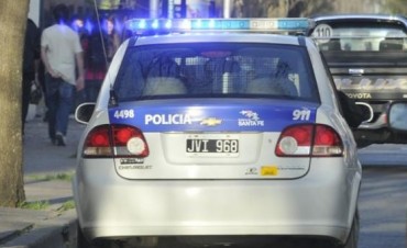 Choc&oacute; a dos ciclistas, intent&oacute; ayudar y le quemaron el auto