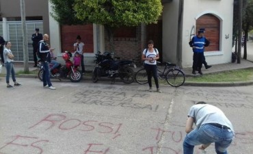 Escracharon la casa del juez Rossi