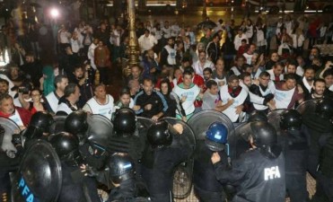 La polic&iacute;a desaloj&oacute; a docentes que intentaban montar una "carpa blanca" frente al Congreso