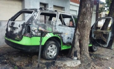 Nuevo auto quemado en la ciudad: esta vez, le toc&oacute; a un remis