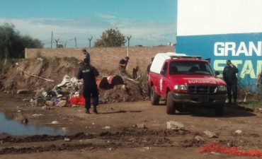 Encontraron a una mujer sin vida en un descampado en el norte de la ciudad