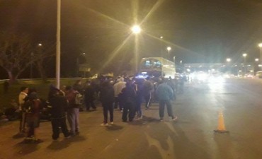 Autopista a Santa Fe: encontraron armas en un colectivo con hinchas de Boca