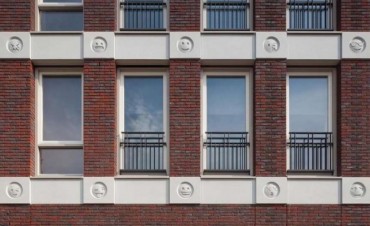 Un arquitecto llen&oacute; la fachada de un edificio con emojis de WhatsApp