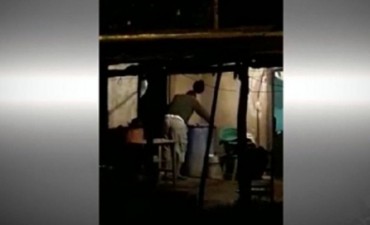 En Corrientes, detuvieron a un hombre que castigaba a su hijo sumergi&eacute;ndolo en un tacho lleno de agua