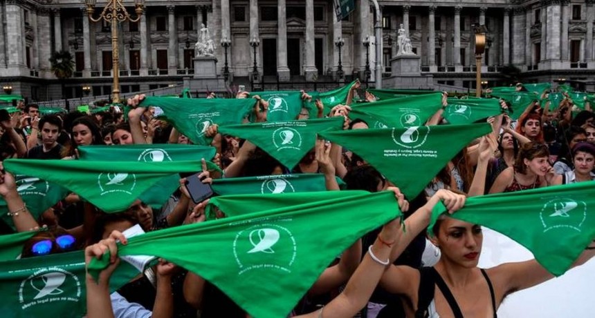 Una escuela amenazó a dos alumnos con expulsarlos por tener un pañuelo verde