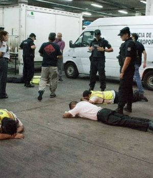 Piden juicio para 14 acusados de integrar una banda de &ldquo;abrevalijas&rdquo; en Ezeiza