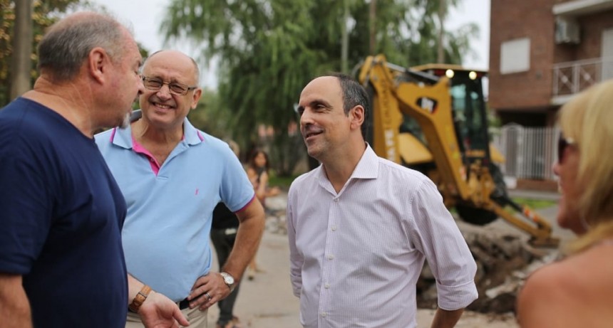 Corral recorri&oacute; obras de bacheo en barrio Guadalupe Este