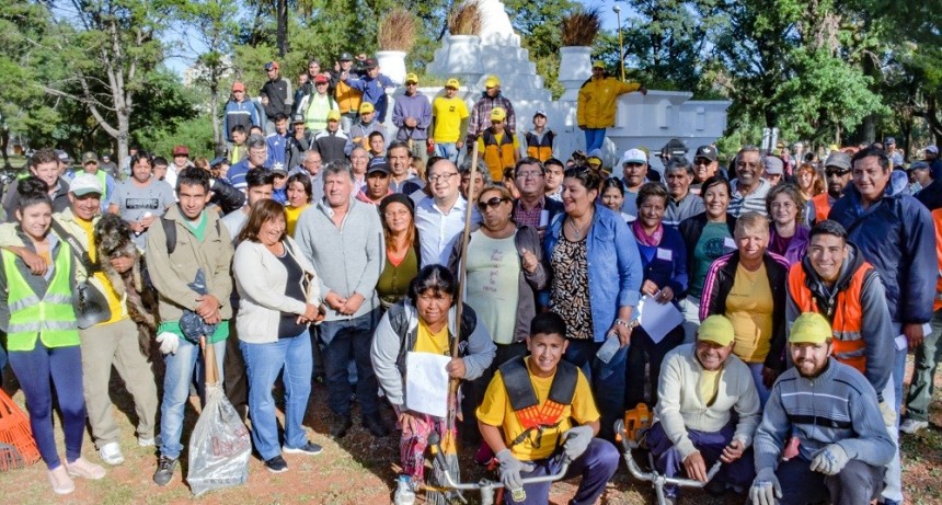 Vecinos y voluntarios se sumaron a embellecer el Parque Garay