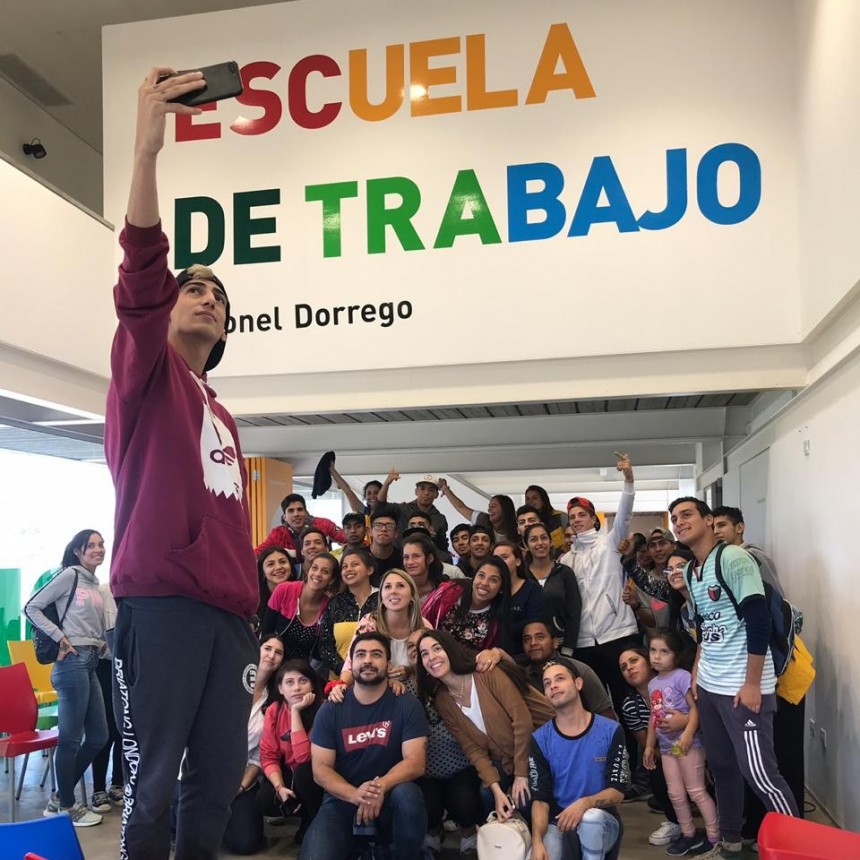 El freestyler Stuart dio una charla motivacional a j&oacute;venes de las Escuelas de Trabajo