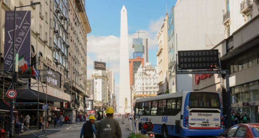 La avenida Corrientes de Buenos Aires será peatonal por la noche