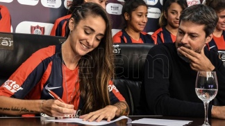 Fútbol femenino: San Lorenzo es el primer club argentino en firmar contrato con Macarena Sánchez y otras 14 jugadoras