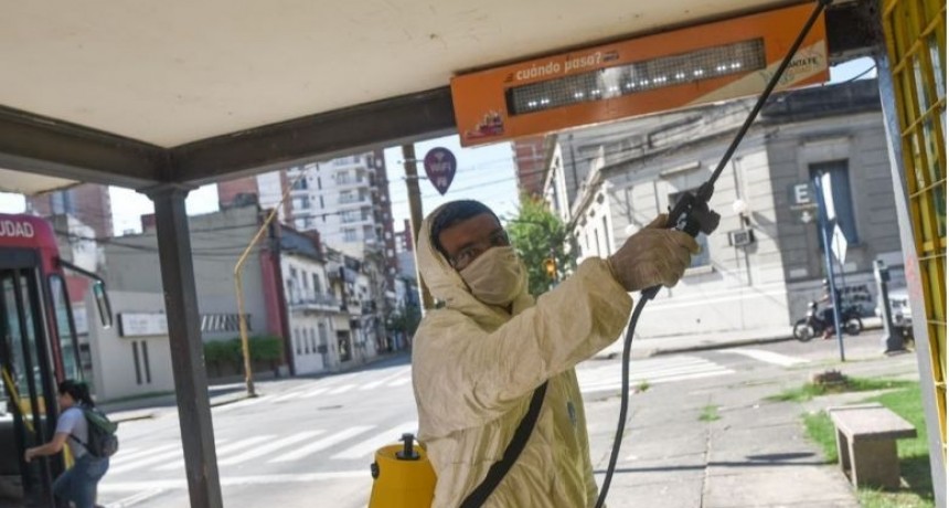 La Municipalidad desinfecta garitas de colectivos y las principales avenidas