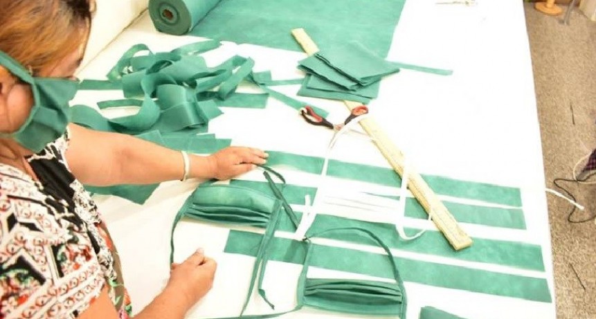 Trabajadoras de la econom&iacute;a social confeccionan cerca de 4000 barbijos para empleados municipales