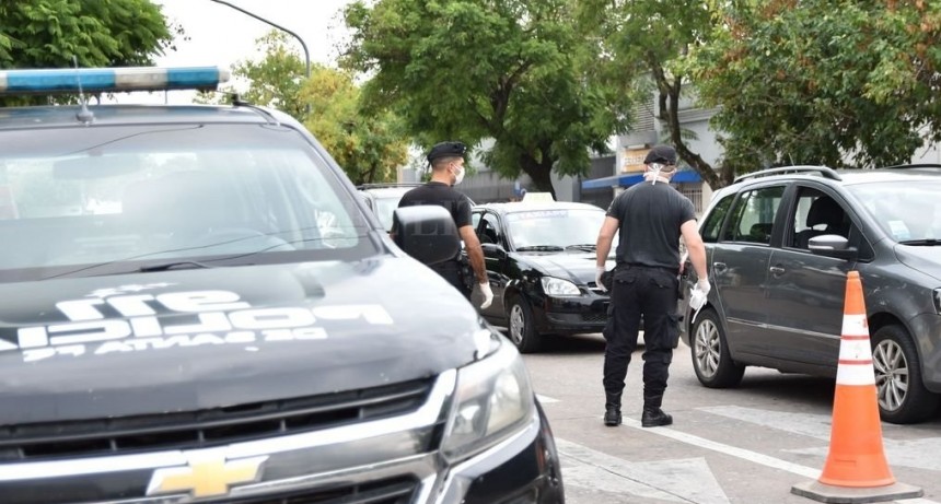 Lo detuvieron por incumplir la cuarentena y descubrieron que ten&iacute;a un arma de fuego