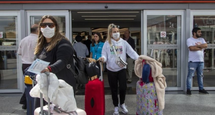 Afirman que el 4% de los argentinos repatriados lleg&oacute; contagiado