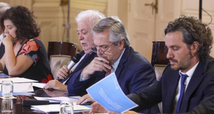 Quedate en casa, dice Fern&aacute;ndez y estudia extender la cuarentena