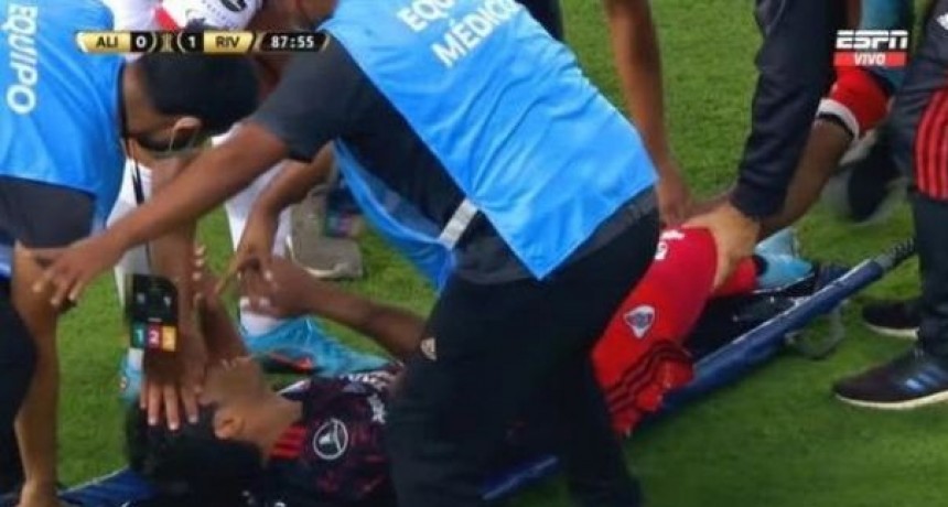 River A Robert Rojas lo partieron!: fractura de tibia y peron&eacute;