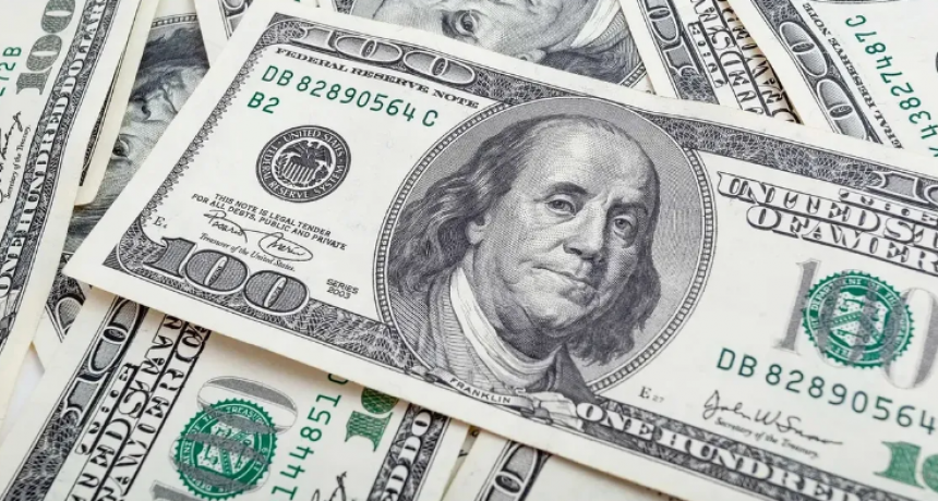 D&oacute;lar sin freno: este lunes el blue subi&oacute; $9 y en Santa Fe se consigue a $413