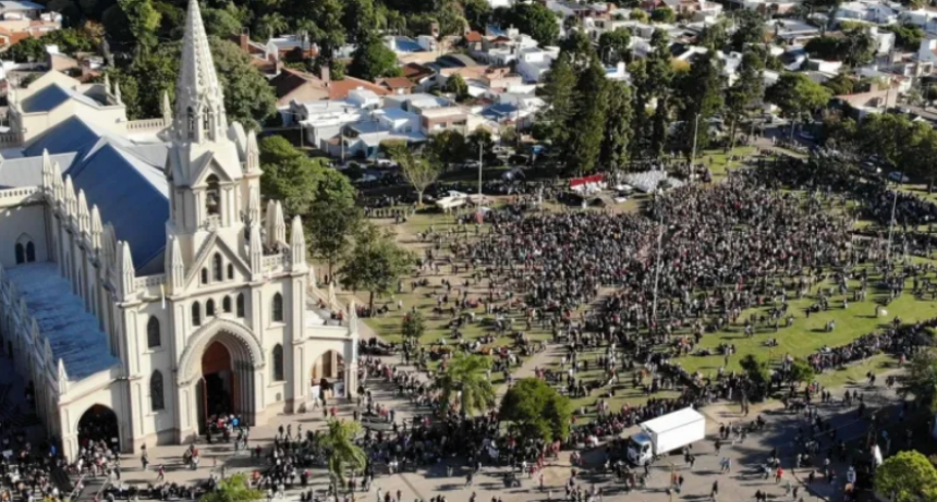 Fiesta de Guadalupe 2023: miles de peregrinos marcharon a la Bas&iacute;lica para la tradicional ceremonia