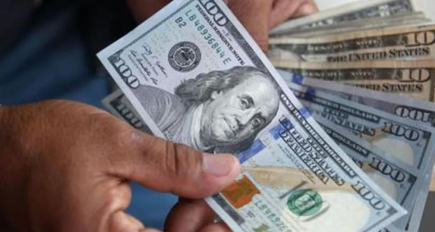 El d&oacute;lar blue arranc&oacute; la semana con una fuerte suba y lleg&oacute; a $468 en Santa Fe