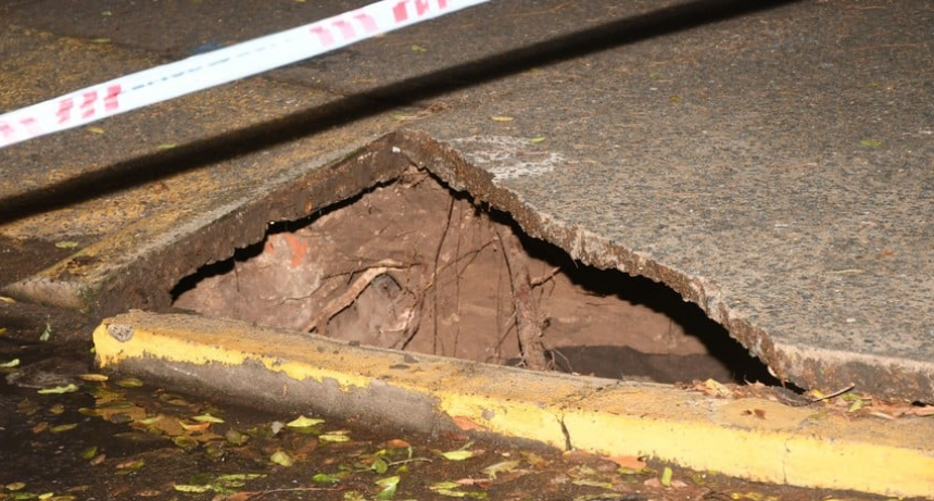 Se produjo un socav&oacute;n en el cantero de Boulevard mientras transitaba un peat&oacute;n