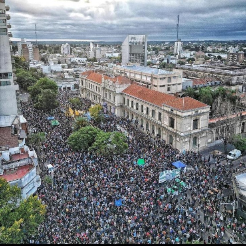 Santa Fe: Multitudinaria manifestaci&oacute;n en defensa de la universidad p&uacute;blica