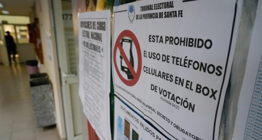 Elecciones en Santa Fe: por qu&eacute; no se puede usar el tel&eacute;fono en el box de votaci&oacute;n y qu&eacute; pasa si alguien lo hace