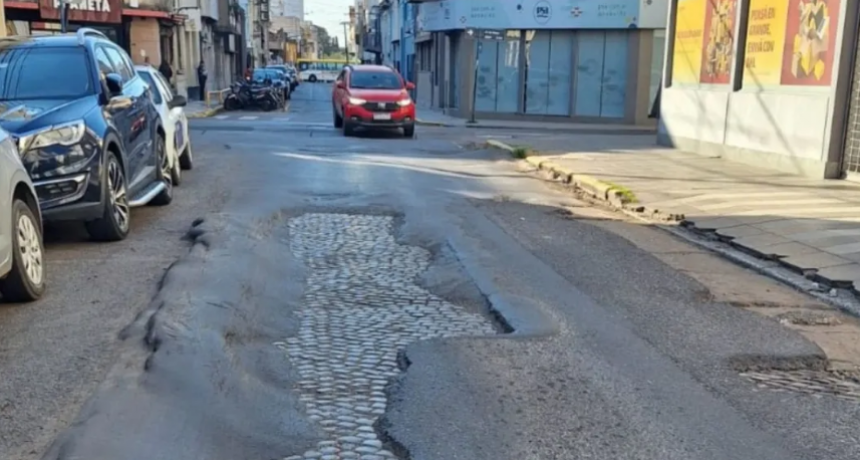 Comenzaron los trabajos para reparar el &ldquo;cr&aacute;ter&rdquo; en Irigoyen Freyre al 2.500: hay desv&iacute;os del tr&aacute;nsito